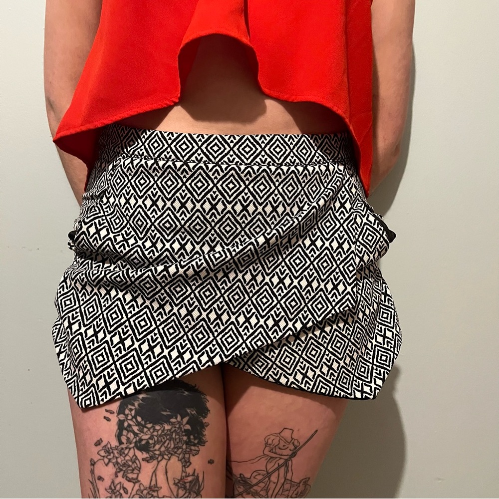 Amisu Aztec Print B&W Skort